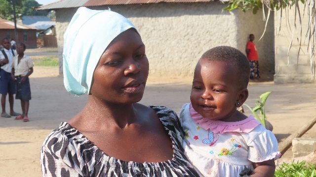 非洲国家坦桑尼亚农村的母亲和孩童 （来源：第一财经记者钱小岩摄）
